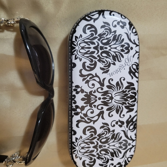 Brighton Elegant Black Sunglasses for Women And Case main image 6